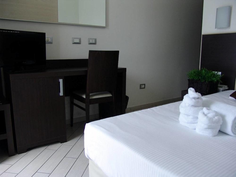 Hotel Paradise Airport Forlì Buitenkant foto