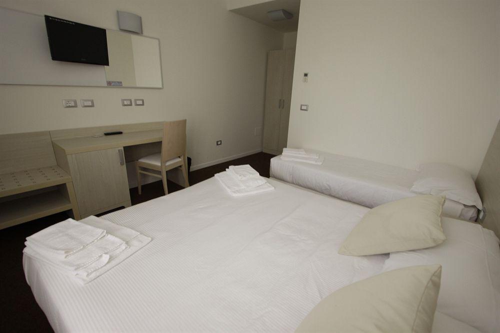 Hotel Paradise Airport Forlì Buitenkant foto