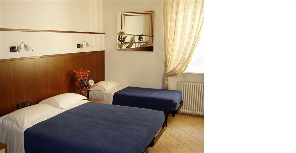 Hotel Paradise Airport Forlì Buitenkant foto