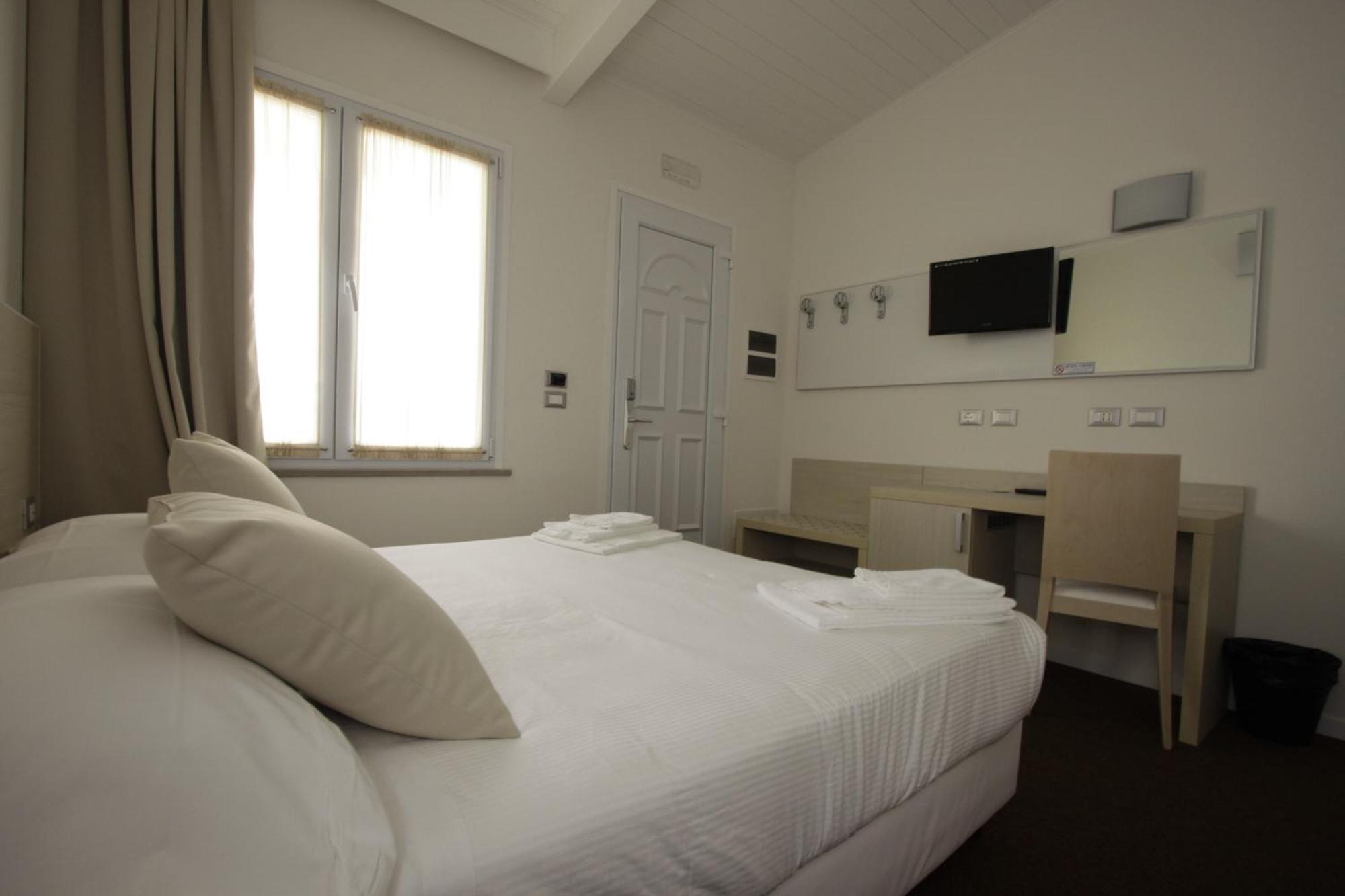 Hotel Paradise Airport Forlì Buitenkant foto